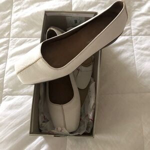 White Aerosol flats, size 7.5 never worn! Excellent condition